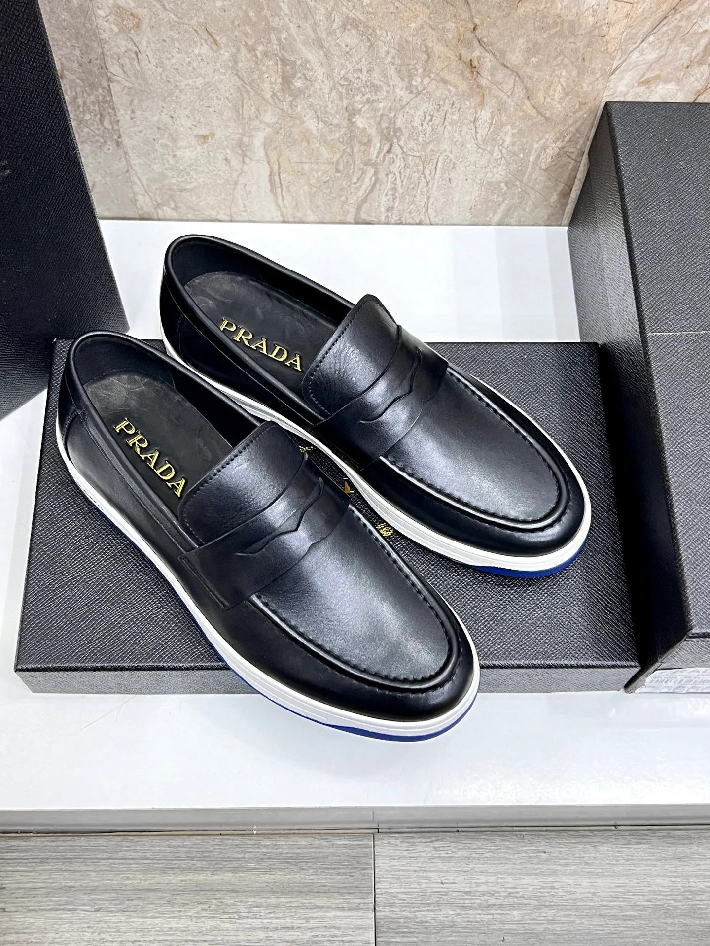 💰620 Prada classic men’s lace-up casual shoes｜Imported cowhide upper｜Layered stitching design on the upper Lightweight and breathable｜Soft and comfortable｜PRADA letters on the side｜Distinctive sporty style Showing the brand style｜Lightweight embossed rubber sole｜With cowhide foot pad lining｜Excellent foot feel Fashionable and elegant｜Size: 38-44 (customized at 45)